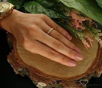 Złoty pierścionek wysadzany cyrkoniami PI 6115 333. Niezwykły pierścionek ze złota, który został ozdobiony błyszczącą cyrkonią. Pierścionek wysadzany wieloma drobnymi cyrkoniami z pewnością przyciągnie uwagę na palcu (3).jpg